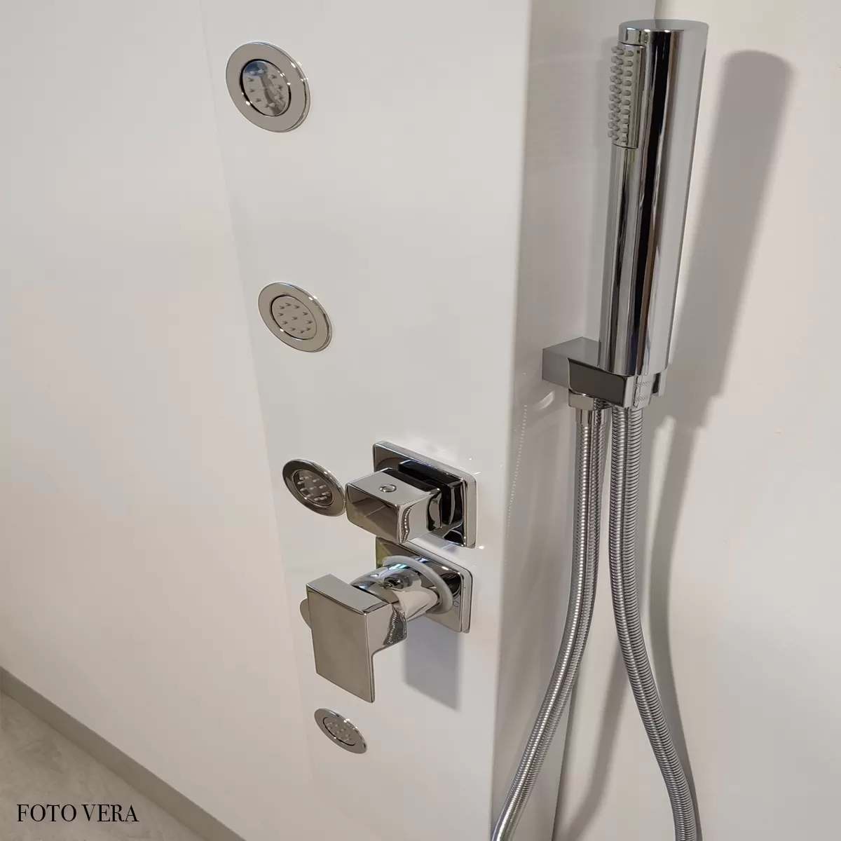 Douche d'hydromassage en acier brossé blanc saphir