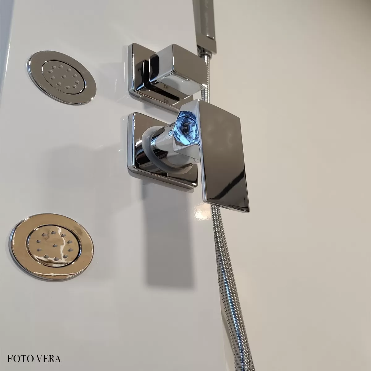 Douche d'hydromassage en acier brossé blanc saphir
