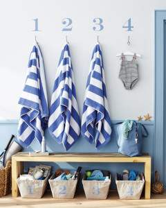 Accessori da bagno in stile marinaro con asciugamani a righe