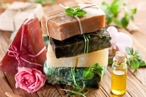 Olio essenziale profumato e sapone fatto a casa.