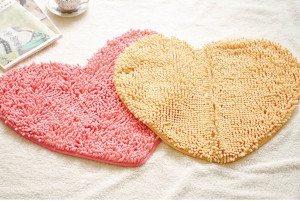 Tappeto a forma di cuore colorato