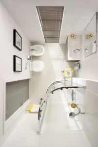 Dispsizione dell'arredamento in un bagno piccolo