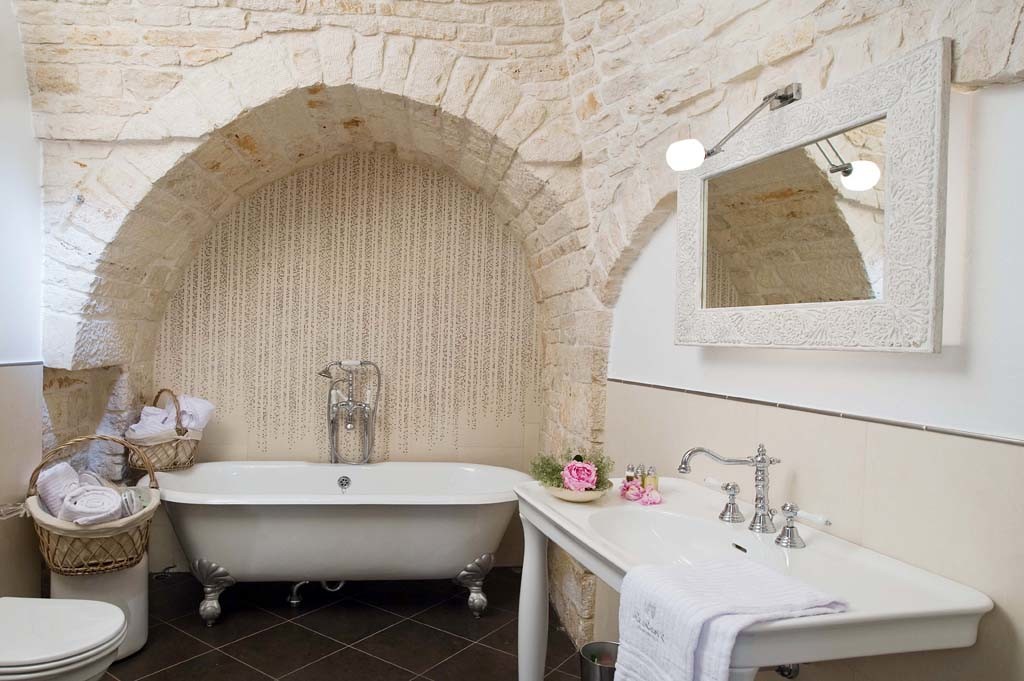 Arredobagno tipico di un Trullo