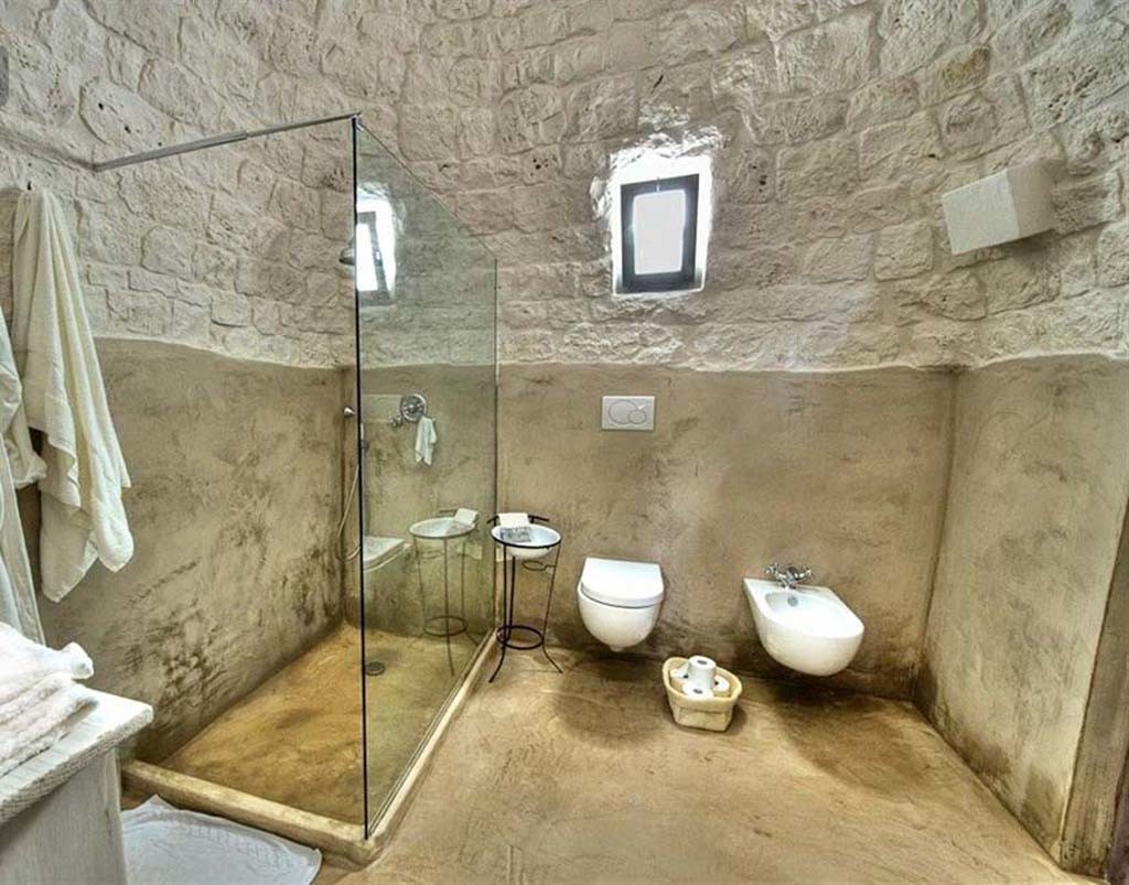 Un bagno moderno in un tipico Trullo