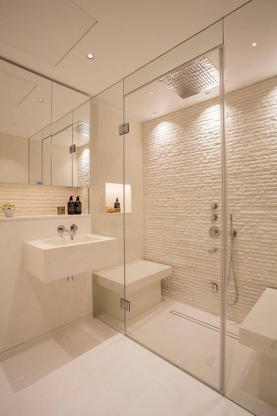 doccia con ceramiche effetto muro bianche