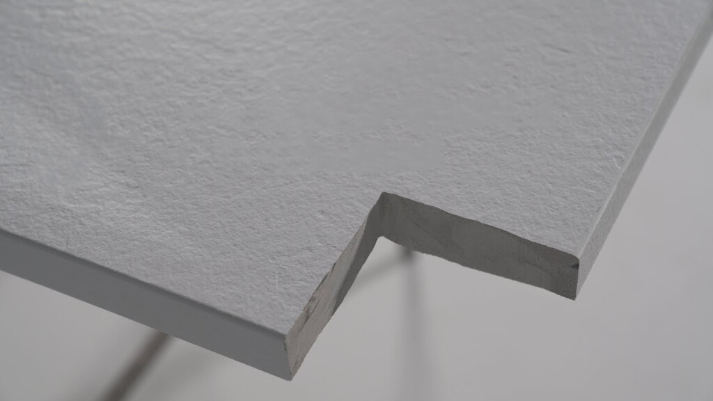 Dettaglio del piatto doccia in marmoresina tagliato